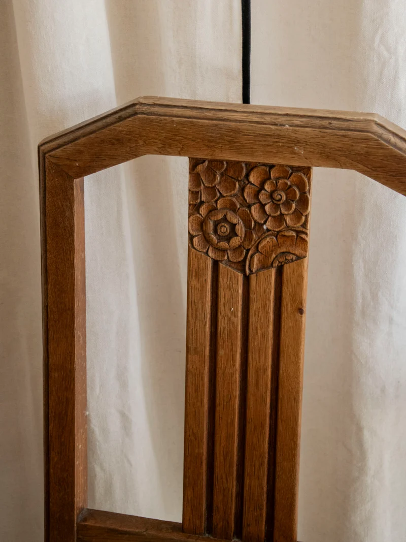 Claude, la chaise cloutée et sculptée ornée de délicates fleurs N°1317