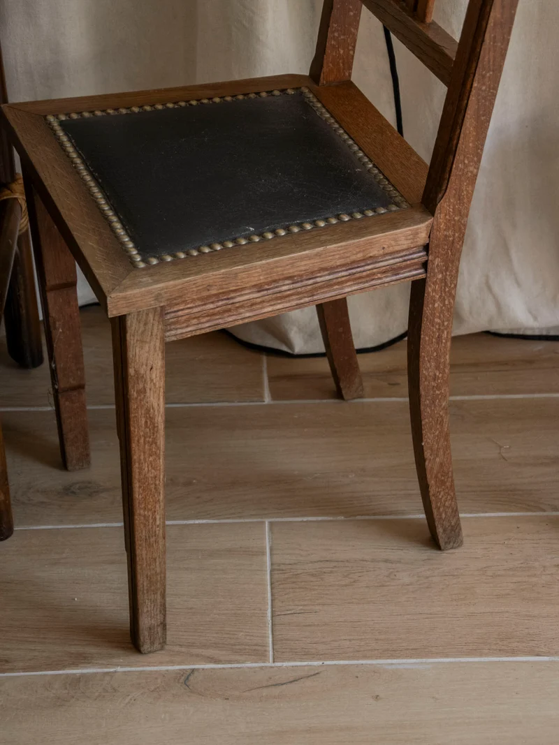 Claude, la chaise cloutée et sculptée ornée de délicates fleurs N°1317