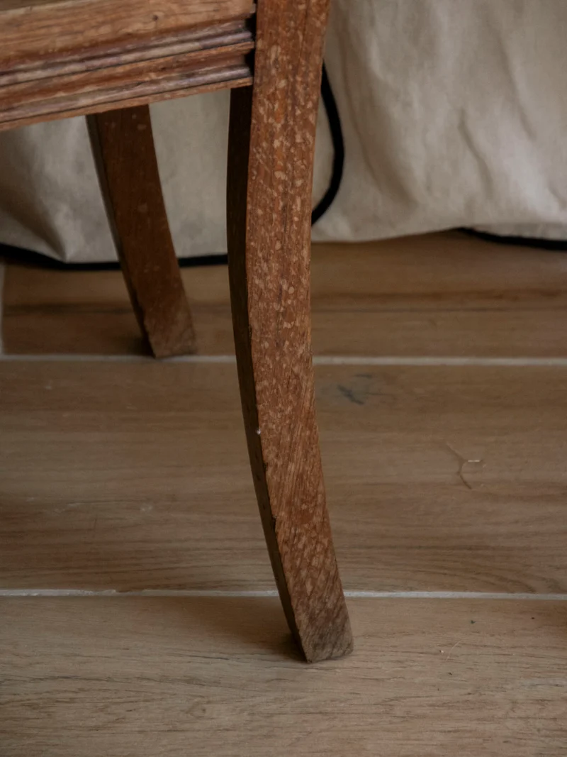 Claude, la chaise cloutée et sculptée ornée de délicates fleurs N°1317
