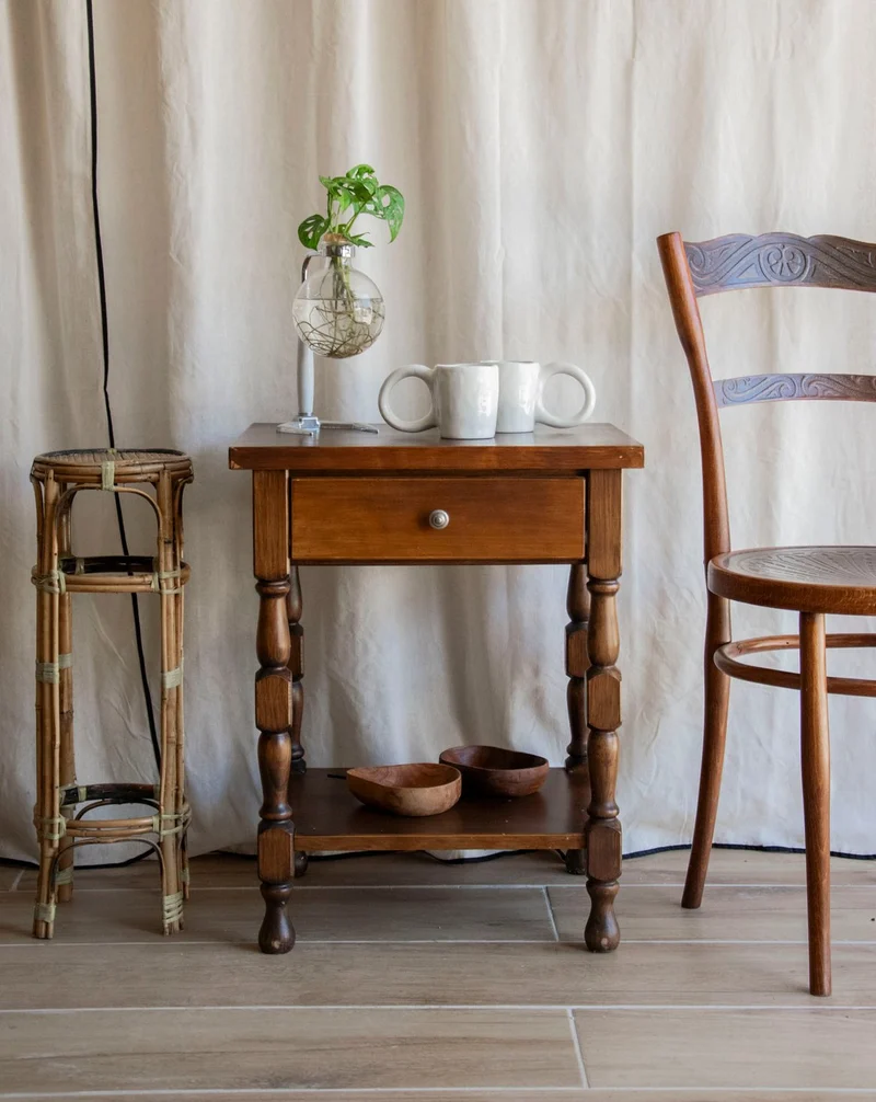 Francine, la table d'appoint au bois sculpté N°1001