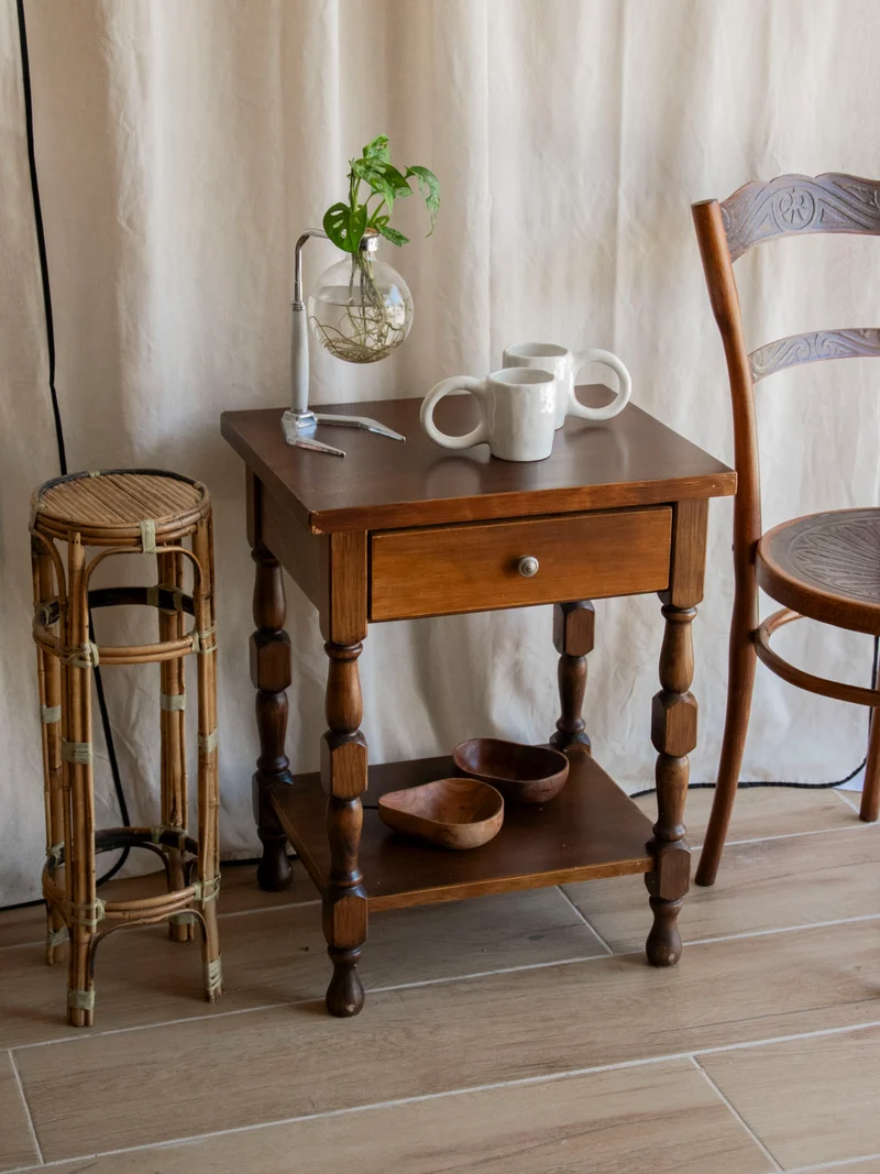 Francine, la table d'appoint au bois sculpté N°1001