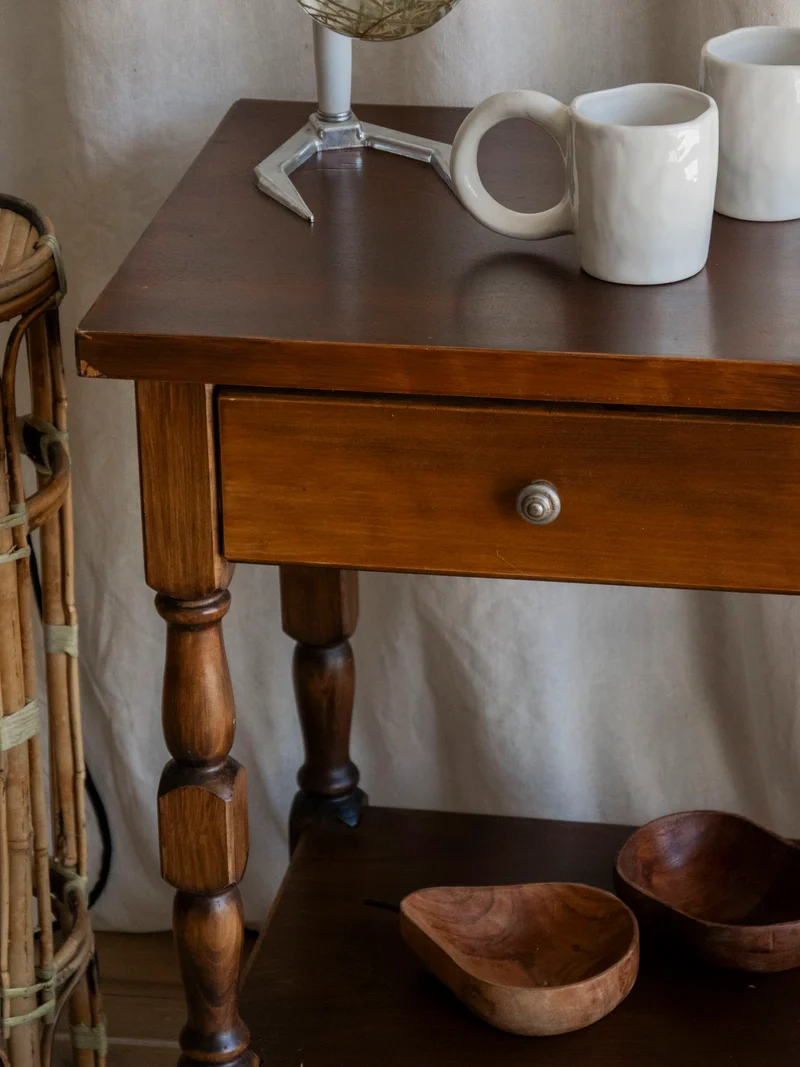 Francine, la table d'appoint au bois sculpté N°1001