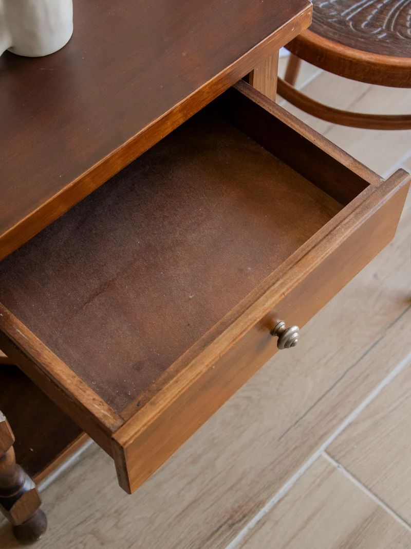 Francine, la table d'appoint au bois sculpté N°1001