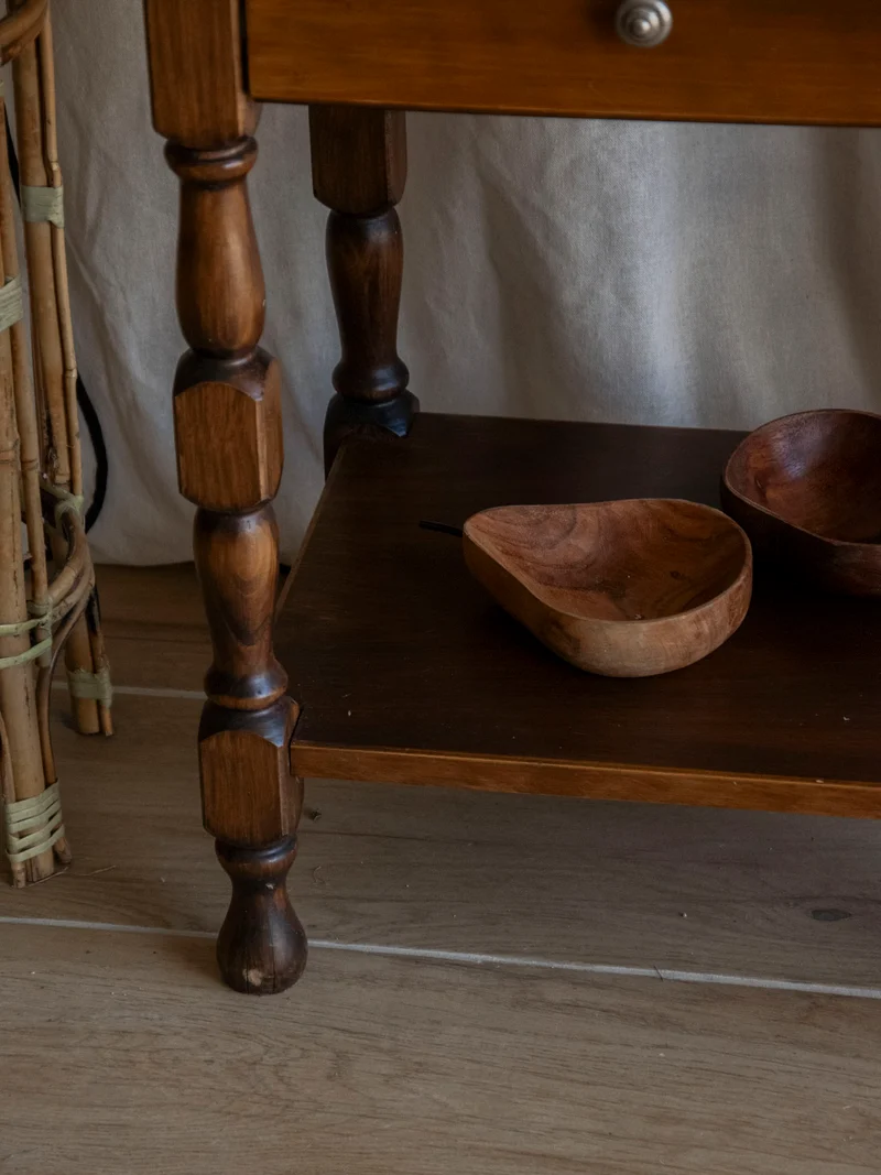 Francine, la table d'appoint au bois sculpté N°1001