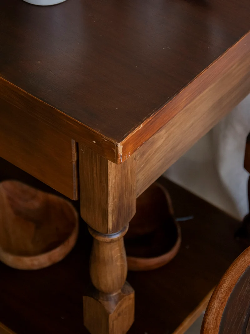 Francine, la table d'appoint au bois sculpté N°1001