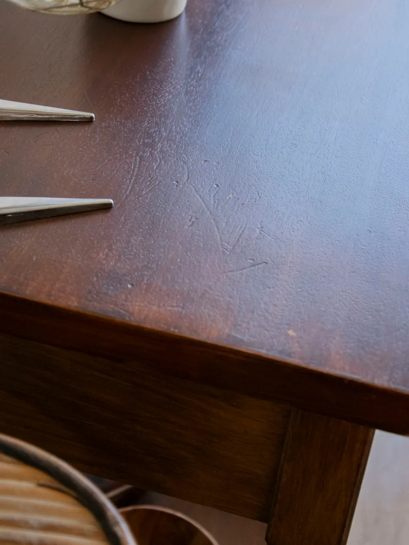Francine, la table d'appoint au bois sculpté N°1001