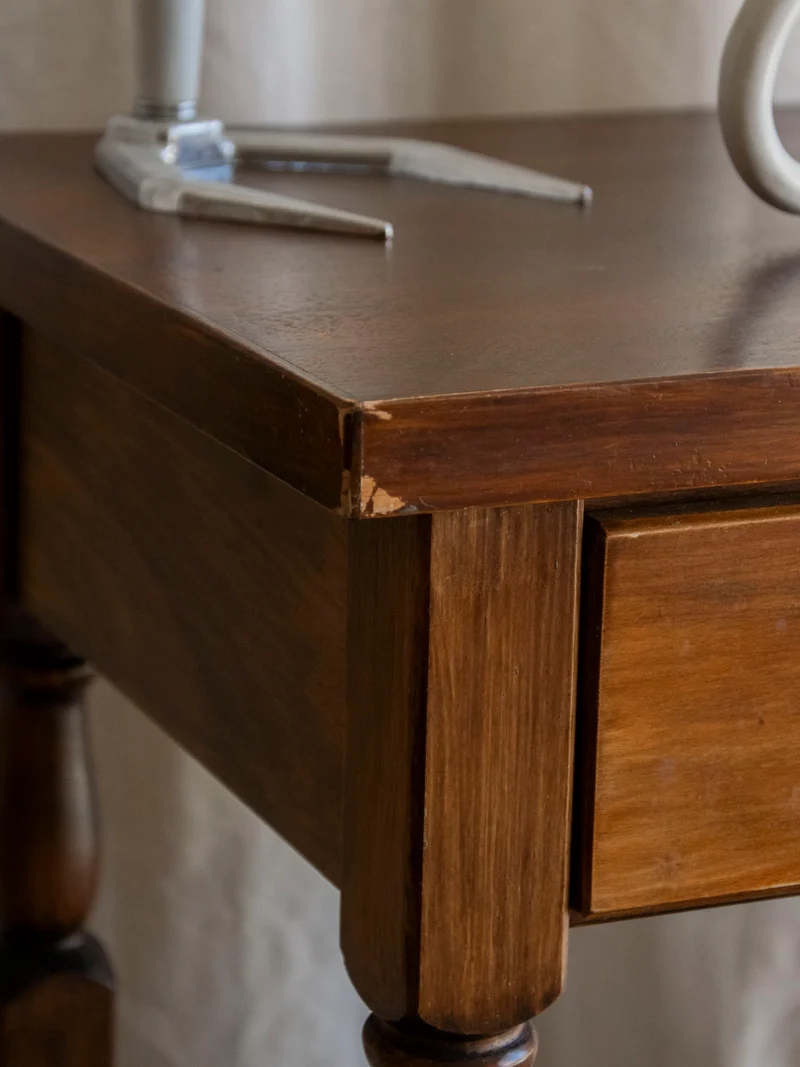 Francine, la table d'appoint au bois sculpté N°1001