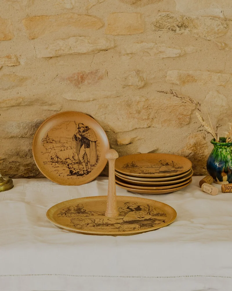 Antoinette, le lot de 6 assiettes et le plateau de fromage en grès N°296