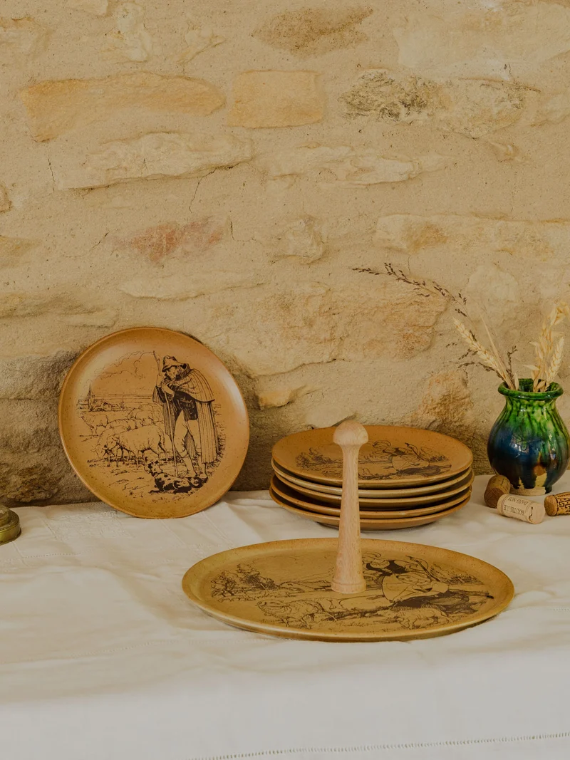 Antoinette, le lot de 6 assiettes et le plateau de fromage en grès N°296