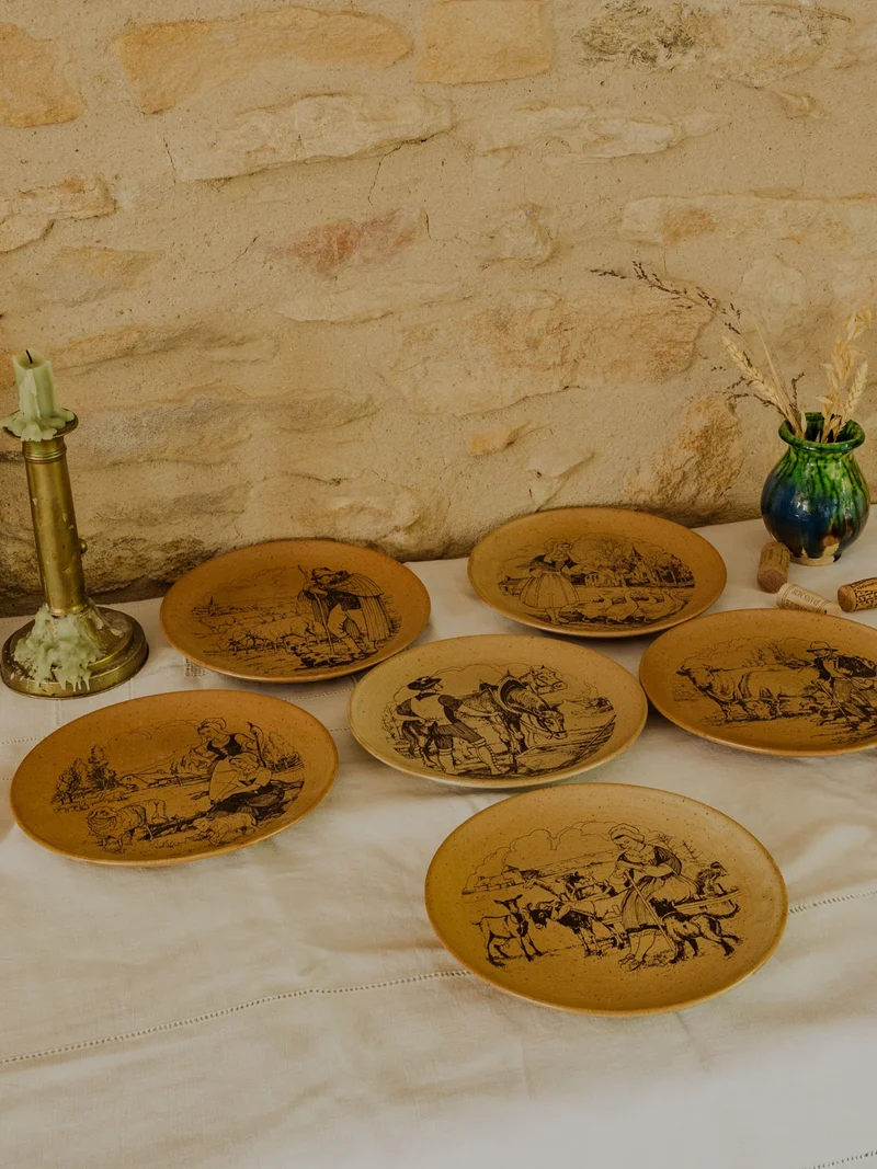 Antoinette, le lot de 6 assiettes et le plateau de fromage en grès N°296