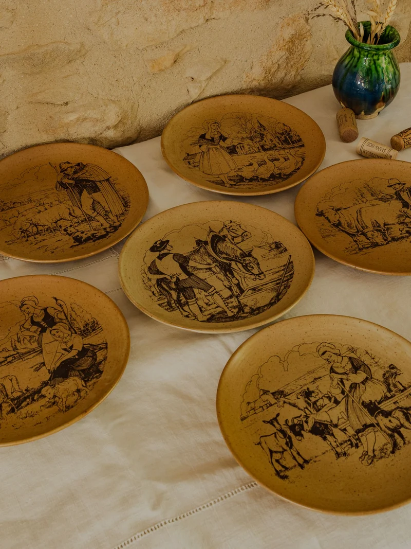Antoinette, le lot de 6 assiettes et le plateau de fromage en grès N°296