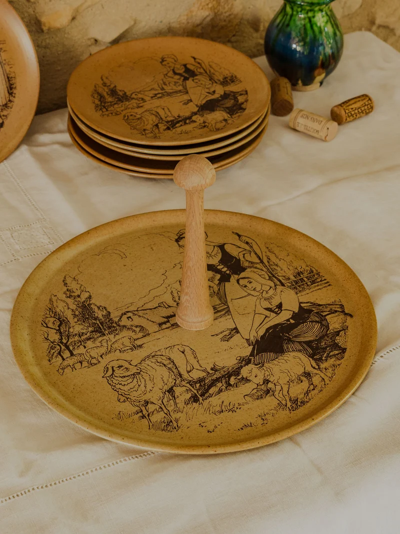 Antoinette, le lot de 6 assiettes et le plateau de fromage en grès N°296