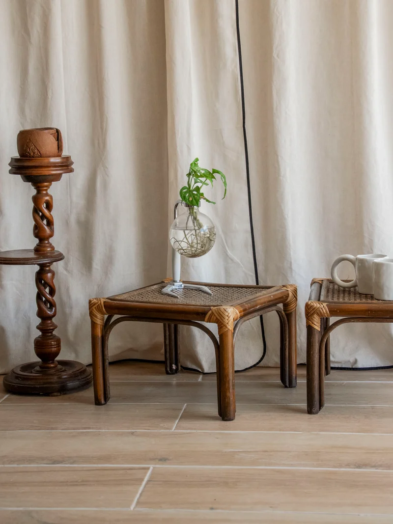 Léonie, la paire de tables basses en rotin foncé N°990