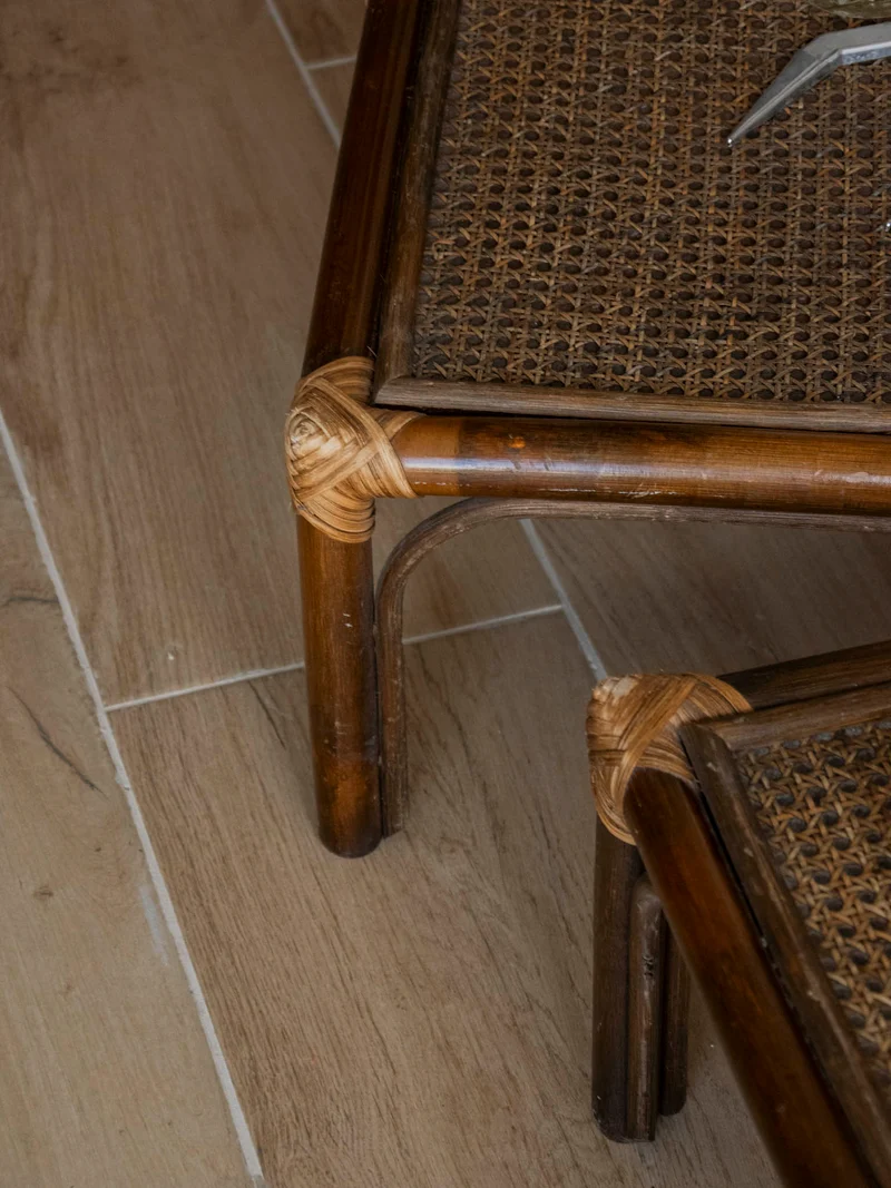 Léonie, la paire de tables basses en rotin foncé N°990