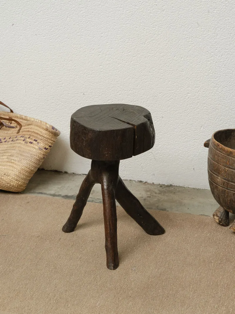 Regis, le tabouret brutaliste N°1382