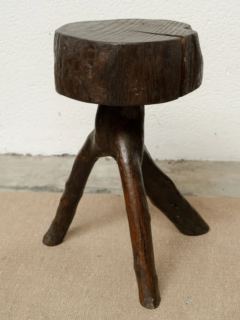 Regis, le tabouret brutaliste N°1382