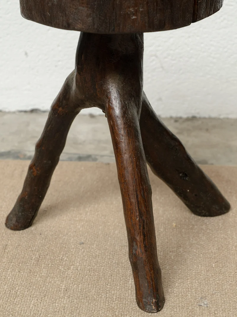 Regis, le tabouret brutaliste N°1382