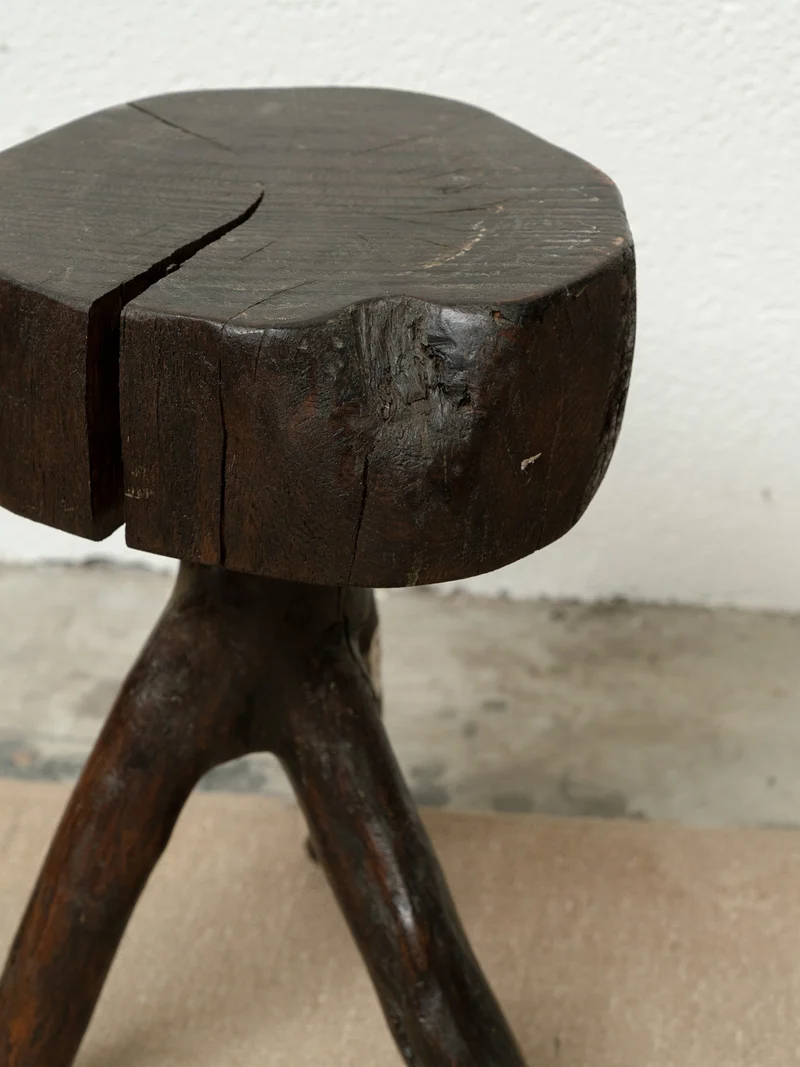 Regis, le tabouret brutaliste N°1382