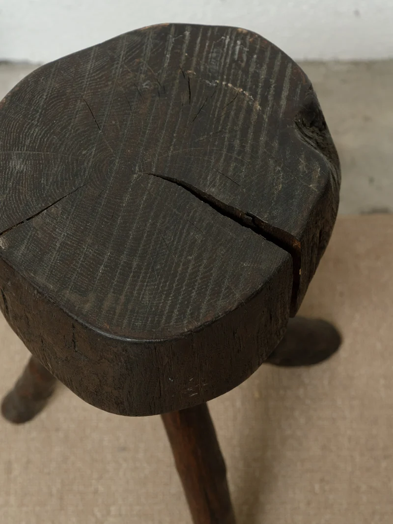 Regis, le tabouret brutaliste N°1382