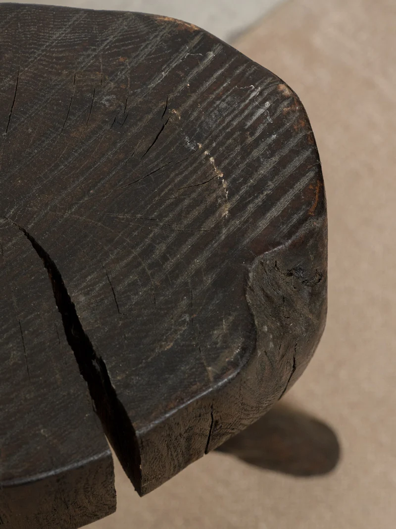 Regis, le tabouret brutaliste N°1382