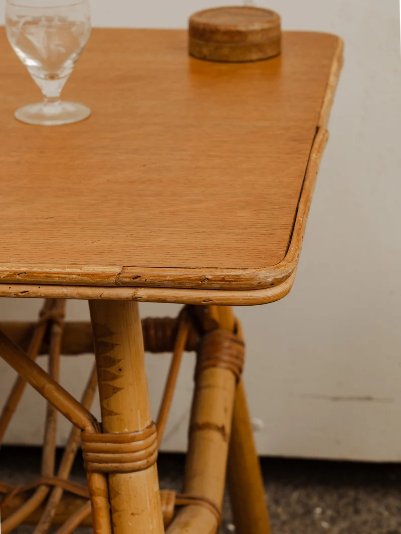 Francine, la table d'appoint en rotin N°978