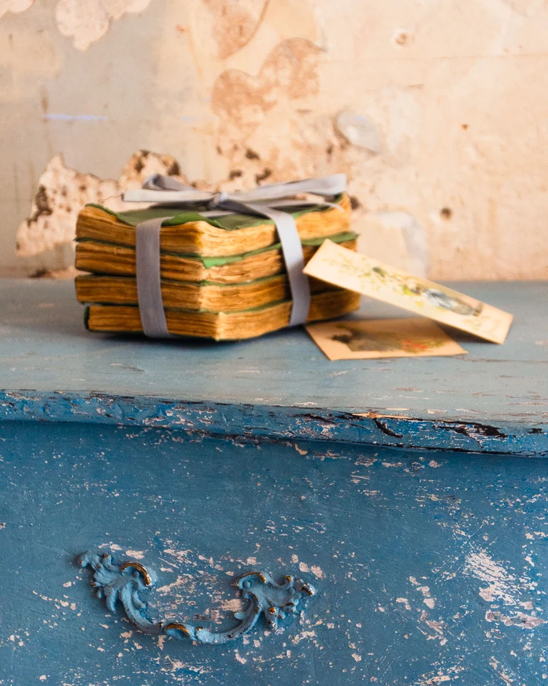 Garance, la commode bleue patinée N°620