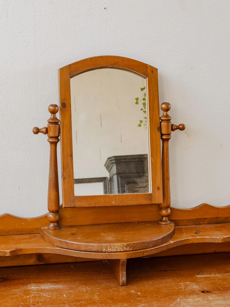 Louise, la coiffeuse vintage en bois clair N°259