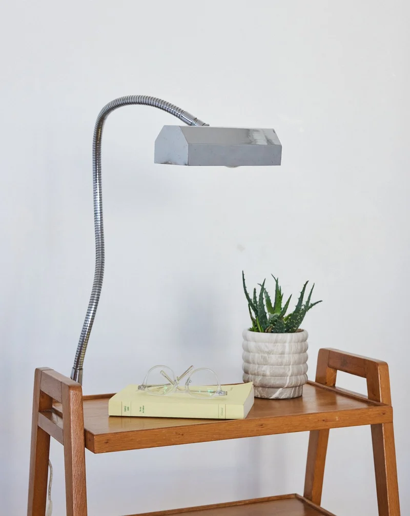 Julia, la lampe à poser en chrome N°942