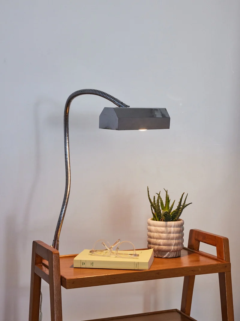 Julia, la lampe à poser en chrome N°942