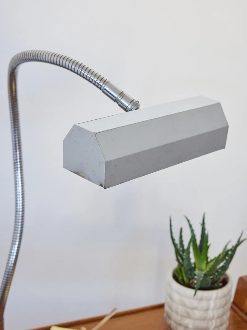 Julia, la lampe à poser en chrome N°942