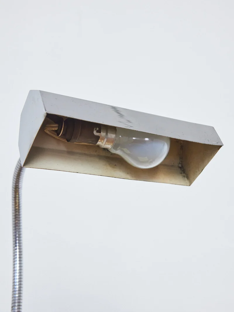 Julia, la lampe à poser en chrome N°942