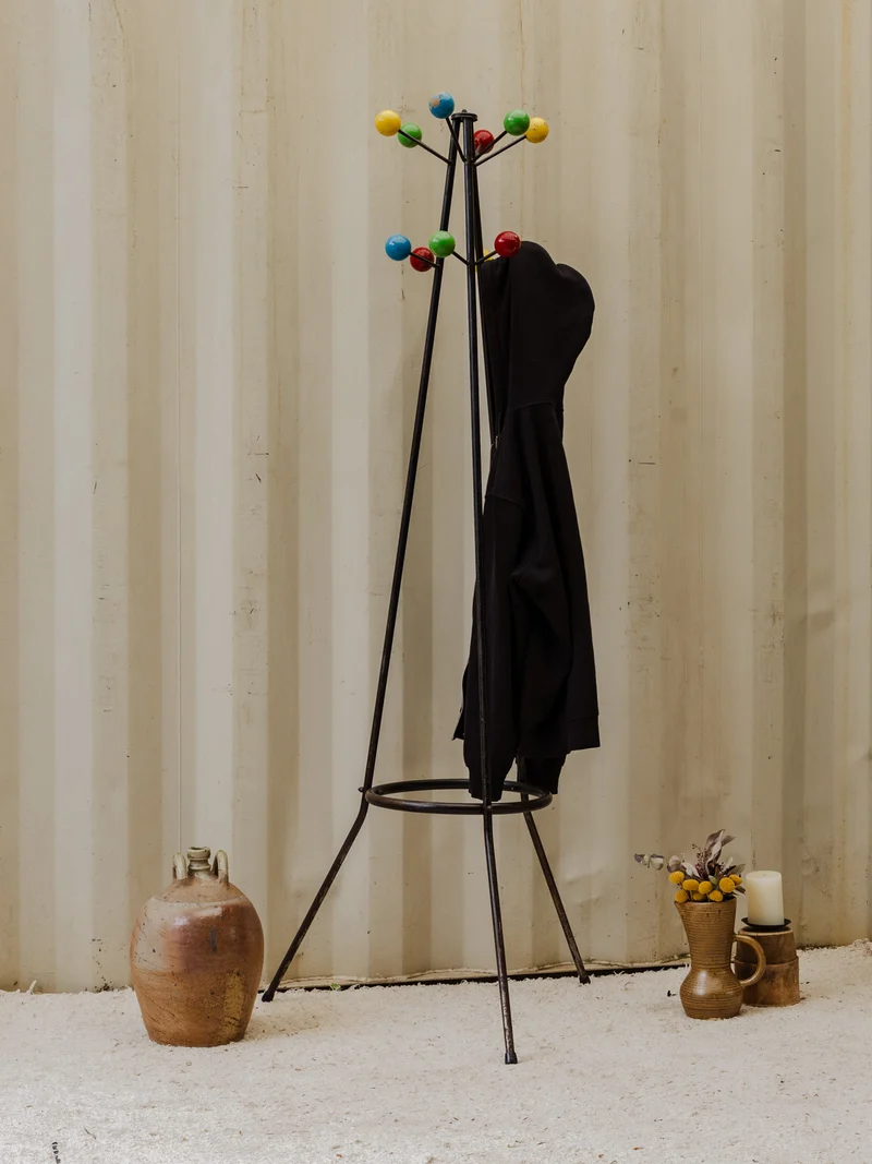 Charlie, le porte-manteau en métal noir et coloré N°218