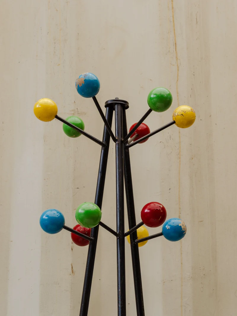Charlie, le porte-manteau en métal noir et coloré N°218