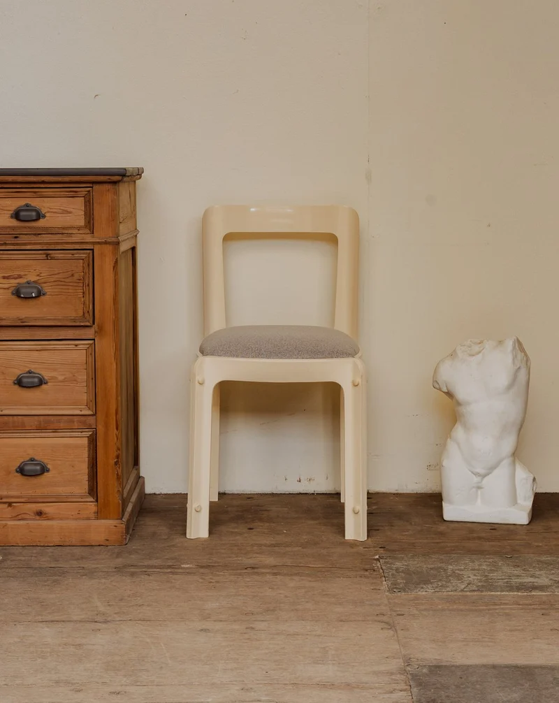 Alma, la chaise en plastique écru et tissu gris N°1588