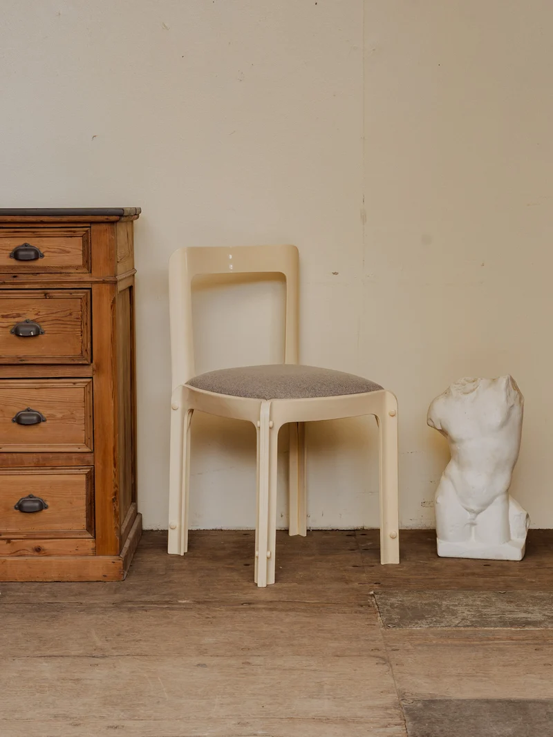 Alma, la chaise en plastique écru et tissu gris N°1588