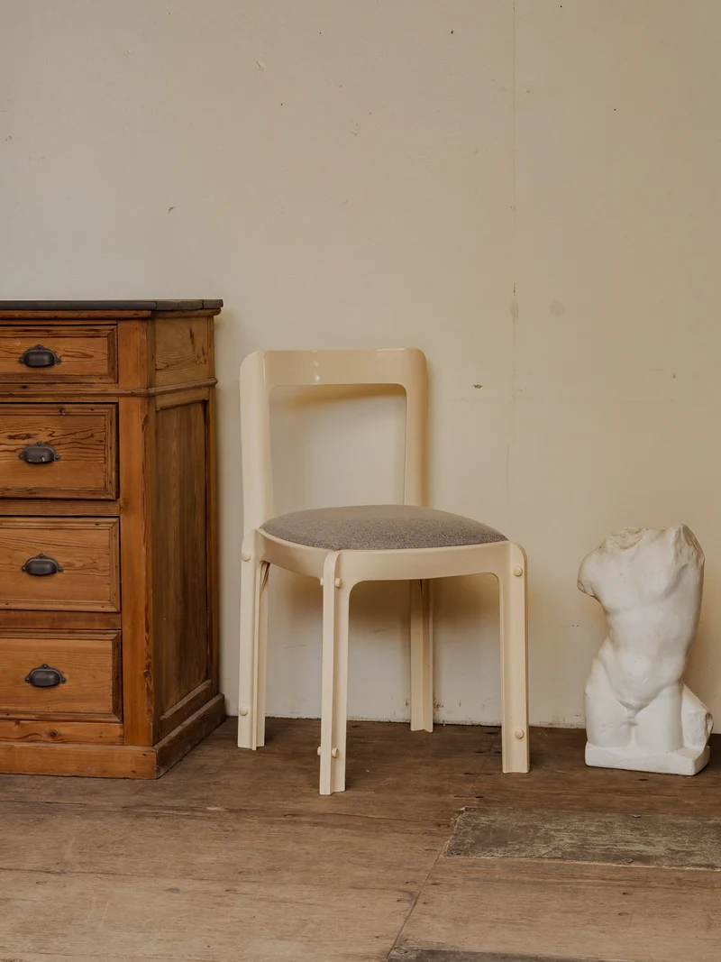 Alma, la chaise en plastique écru et tissu gris N°1588