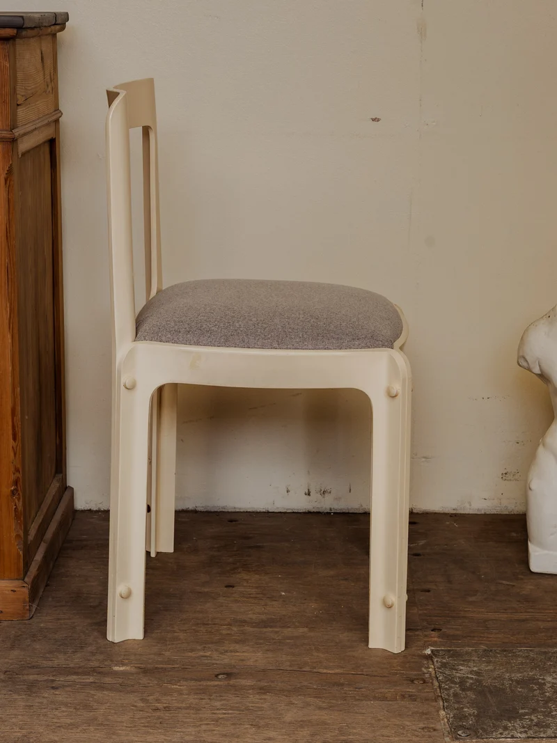 Alma, la chaise en plastique écru et tissu gris N°1588
