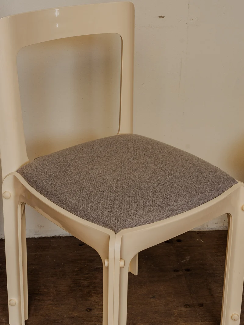 Alma, la chaise en plastique écru et tissu gris N°1588