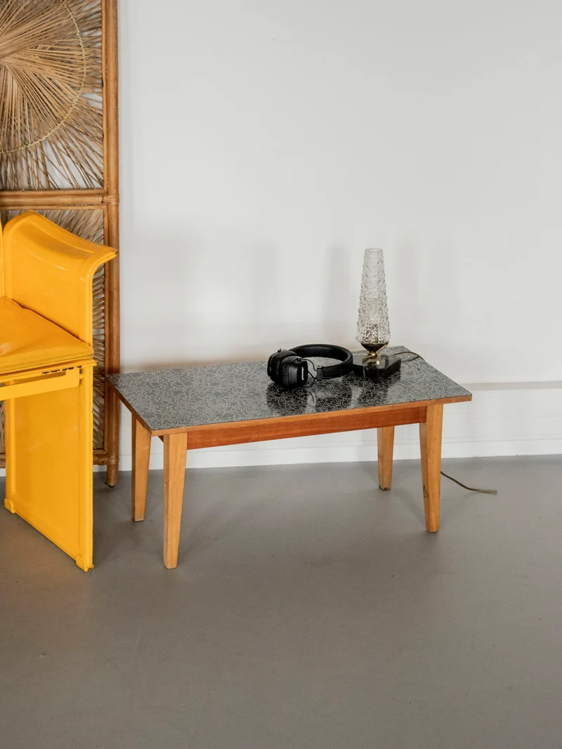 Léonie, la table basse fine au plateau en Formica N°929