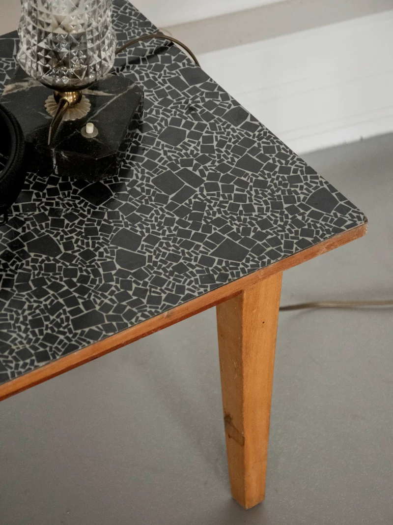 Léonie, la table basse fine au plateau en Formica N°929
