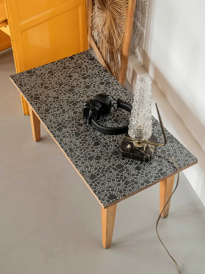 Léonie, la table basse fine au plateau en Formica N°929