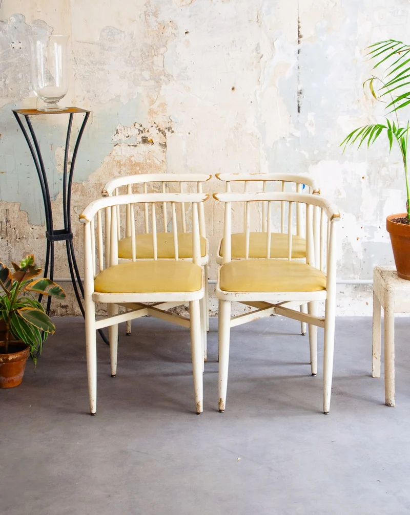 Claude, le lot de 4 chaises courbées N°1251