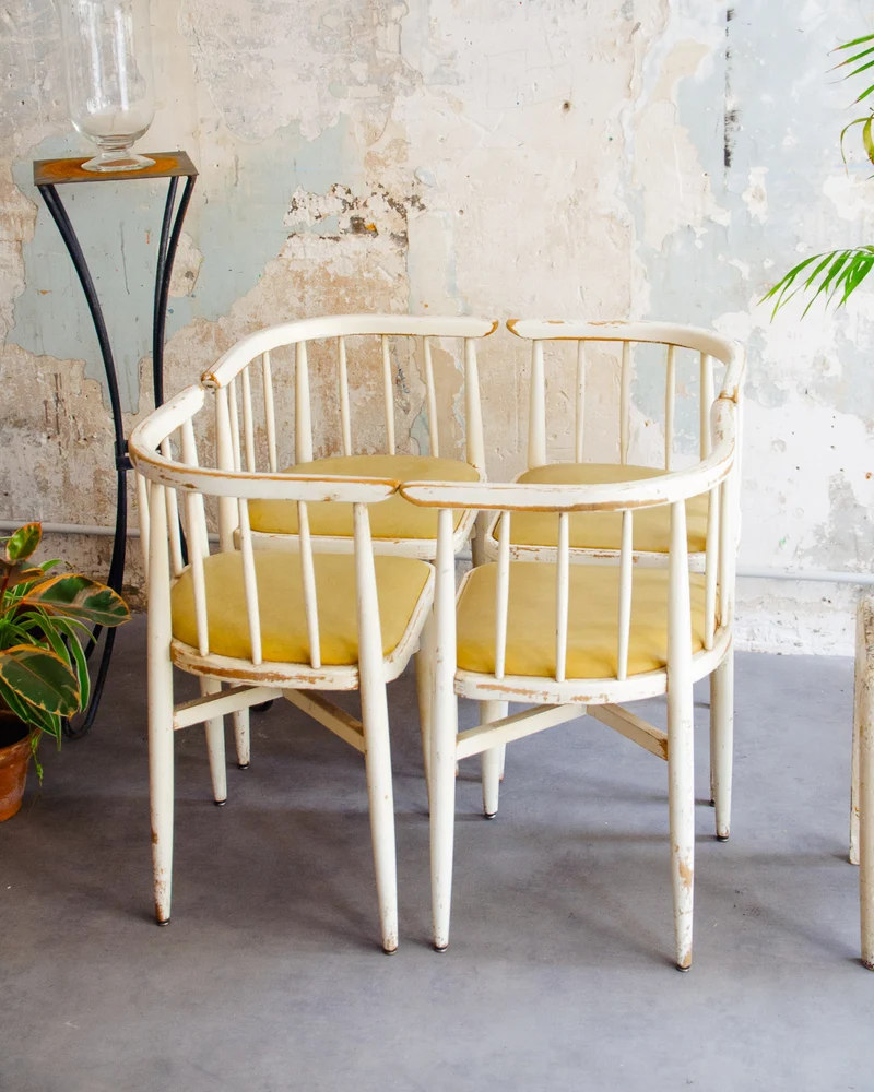 Claude, le lot de 4 chaises courbées N°1251
