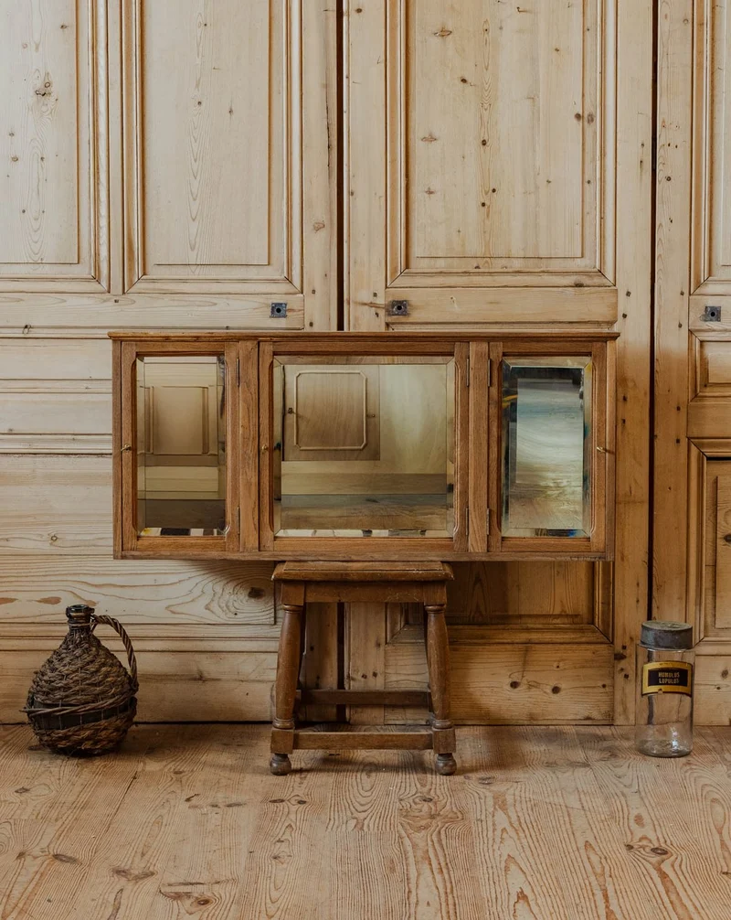 Victoria, la petite vitrine en bois et verre biseauté N°1254
