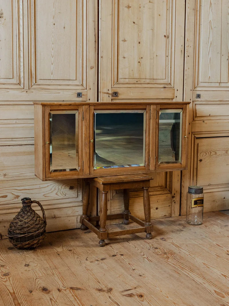Victoria, la petite vitrine en bois et verre biseauté N°1254