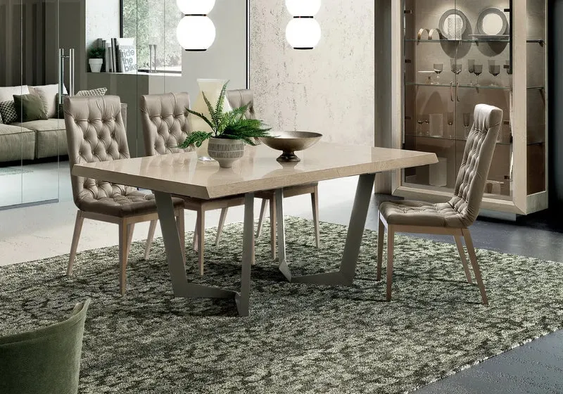Table et chaises sable laqué PURA