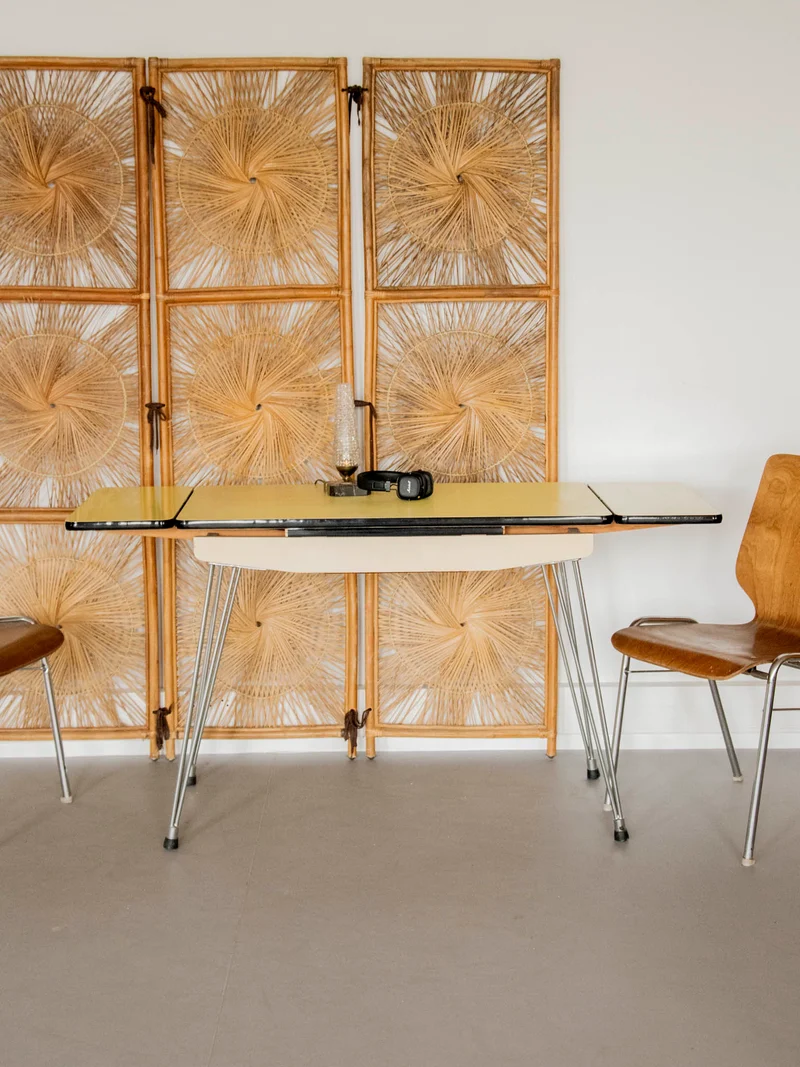 Karla, la table à manger en formica jaune N°1177