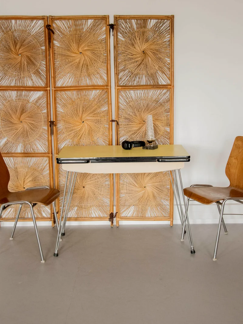 Karla, la table à manger en formica jaune N°1177