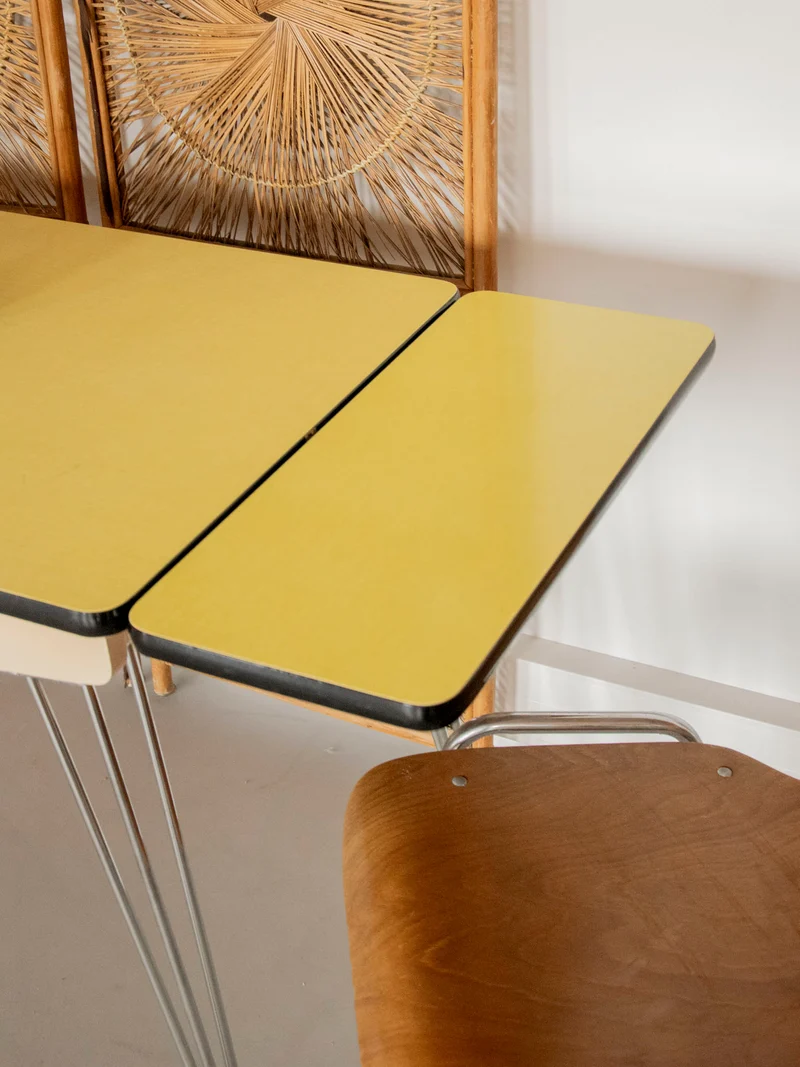 Karla, la table à manger en formica jaune N°1177