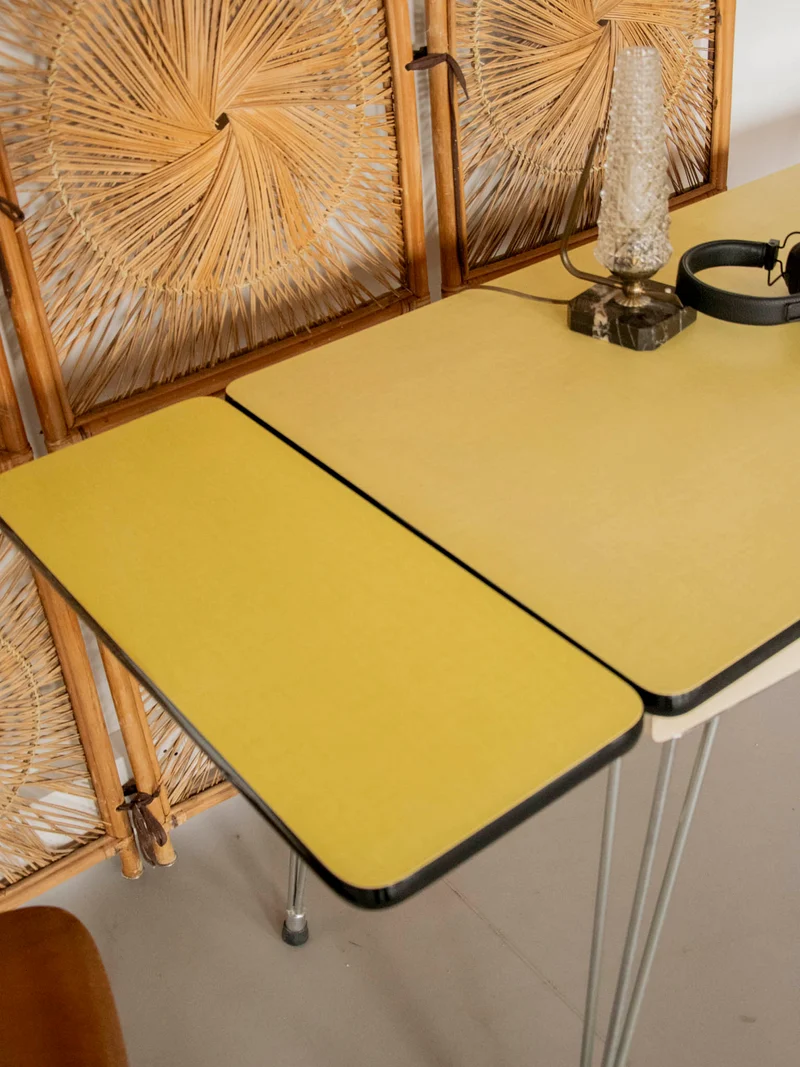 Karla, la table à manger en formica jaune N°1177